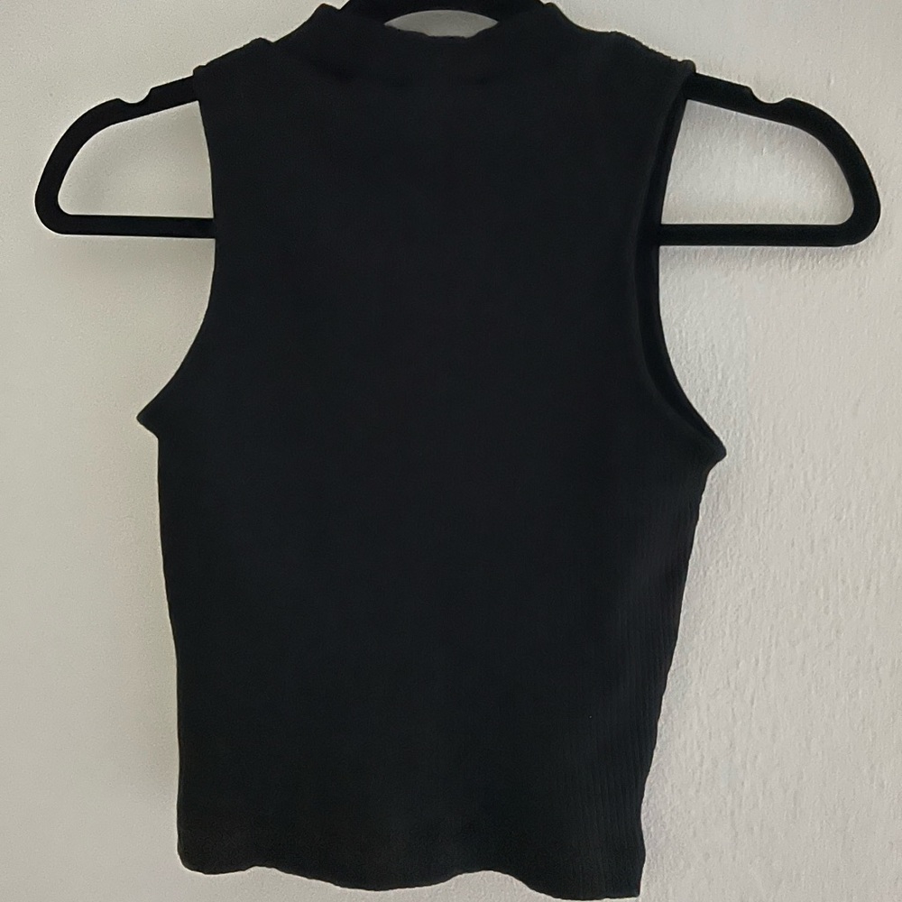 Black Uniqlo never worn vest. XS